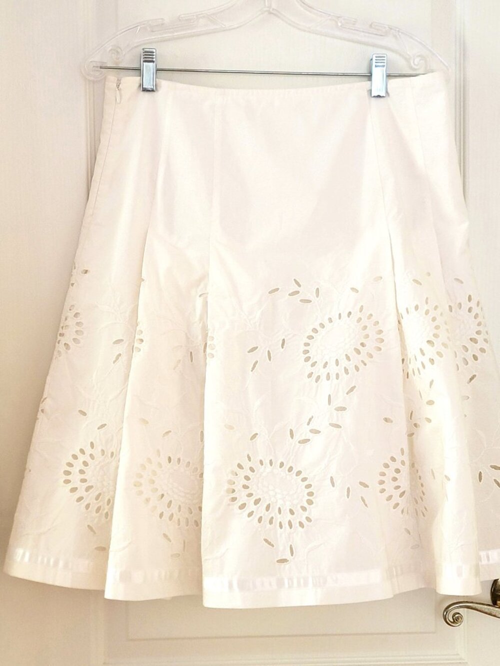 A-LINE WHITE EMBROIDERED SKIRT